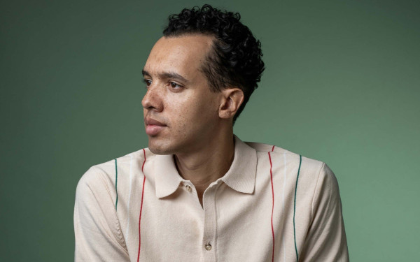 Ο Γαλλορουαντέζος συγγραφέας, ράπερ και συνθέτης Γκαέλ Φάιγ νικητής του Βραβείου Γκονκούρ Ελλάδας 2025