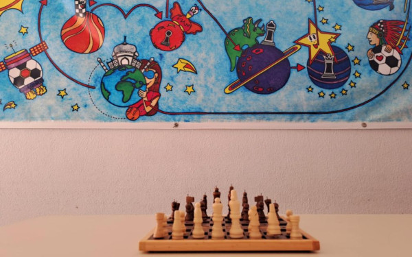 «Σαχ-ματ» στον αποκλεισμό: Ειδική σκακιέρα για μαθητές με προβλήματα όρασης σε 170 σχολεία