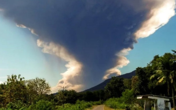 Ινδονησία: Νέα έκρηξη του ηφαιστείου Λεβοτόμπι Λάκι-Λάκι – Εκτοξεύθηκε τέφρα σε ύψος 18 χλμ. (βίντεο)