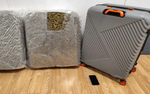 Άντρας προσπάθησε να περάσει 18 κιλά κάνναβης στο αεροδρόμιο «Ελ. Βενιζέλος» Άντρας προσπάθησε να περάσει 18 κιλά κάνναβης στο αεροδρόμιο «Ελ. Βενιζέλος»