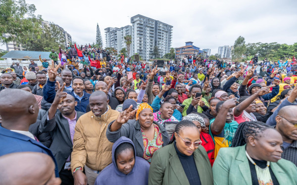 Κένυα: Ο πρόεδρος Ρούτο ζητά από την αστυνομία να πυροβολεί «στα πόδια» τους διαδηλωτές που βιαιοπραγούν