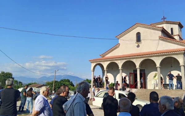 Αγρίνιο: Θρήνος στην κηδεία της 2χρονης Αλεξάνδρας που παρασύρθηκε από το αγροτικό όχημα του πατέρα της