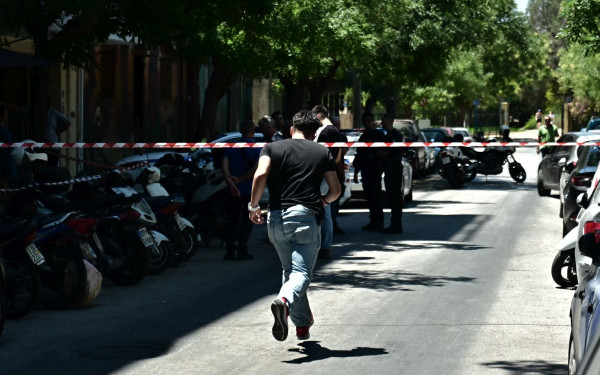Κολωνός: Πυροβολισμοί σε καφετέρια με 2 τραυματίες (βίντεο) Κολωνός: Πυροβολισμοί σε καφετέρια με 2 τραυματίες (βίντεο)