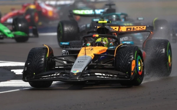 Φόρμουλα 1: Ο Νόρις θριάμβευσε και αποθεώθηκε στο Σίλβερστόουν Φόρμουλα 1: Ο Νόρις θριάμβευσε και αποθεώθηκε στο Σίλβερστόουν