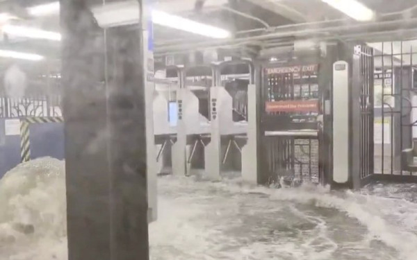 ΗΠΑ: Πρωτοφανής καταιγίδα «πνίγει» τη Νέα Υόρκη - Χάος στους πλημμυρισμένους δρόμους -Εκατοντάδες επιβάτες εγκλωβισμένοι στο μετρό  (βίντεο)