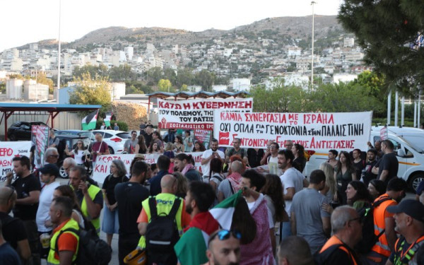 Πειραιάς: Ηχηρό «στοπ» από διαδηλωτές στην εκφόρτωση στρατιωτικού φορτίου για το Ισραήλ (βίντεο)