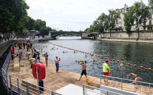 Παρίσι: Άνοιξε ο Σηκουάνας για δημόσιο κολύμπι για πρώτη φορά μετά από έναν αιώνα
