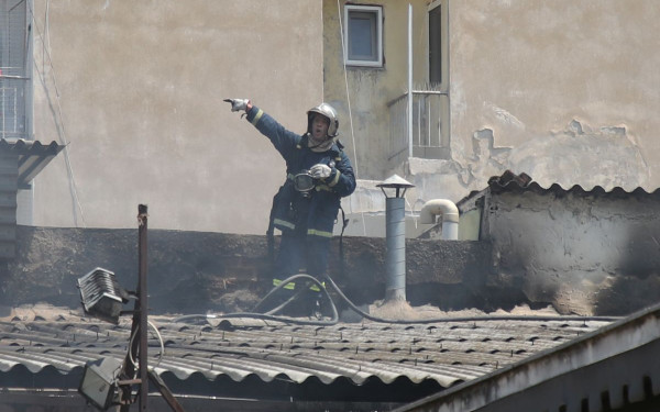 Θεσσαλονίκη: Υπό έλεγχο η φωτιά σε κατάστημα στο Καπάνι (βίντεο)