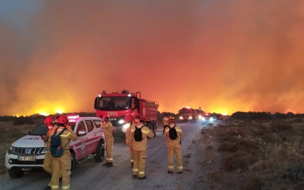 Τουρκία: Νέο μεγάλο πύρινο μέτωπο κοντά στη Σμύρνη ενισχύεται από δυνατούς ανέμους - Πλησιάζει την Τσέσμε (βίντεο)