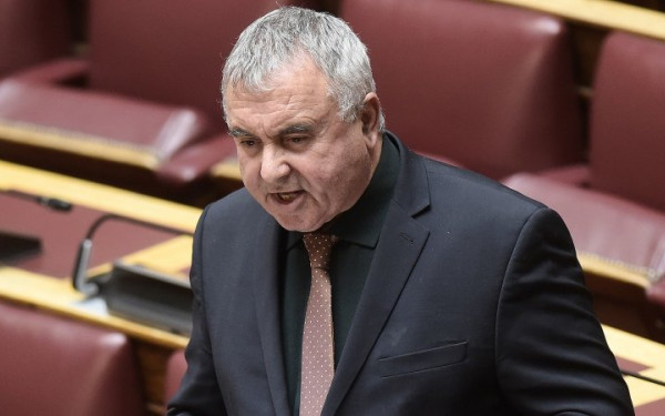 Βουλευτής του ΠΑΣΟΚ καταγγέλλει ότι στέλεχος της ΝΔ τον κλείδωσε σε εργοτάξιο στη Χίο