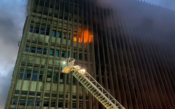 Αίγυπτος: Τέσσερις νεκροί και 22 τραυματίες από πυρκαγιά σε κτίριο τηλεπικοινωνιών (βίντεο)