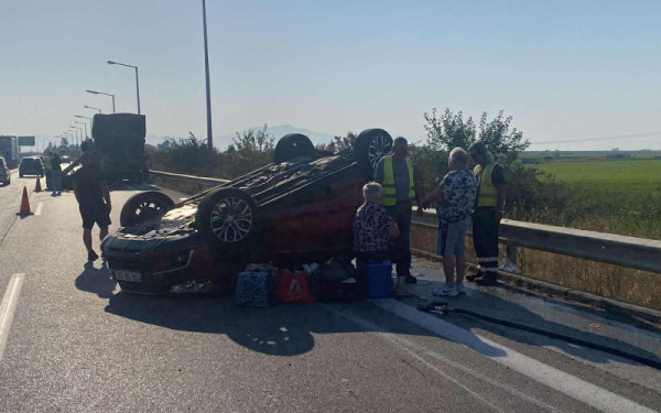 Θεσσαλονίκη: Τροχαίο ατύχημα στα Μάλγαρα - Αποκολλήθηκε ρυμουλκούμενο από νταλίκα και ανετράπη ΙΧ με ξένες πινακίδες