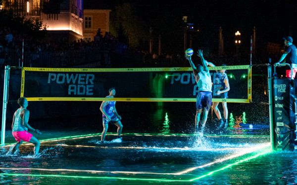 Πρωτάθλημα μπιτς βόλεϊ σε ποτάμι στη Σλοβενία (βίντεο, φωτ.)