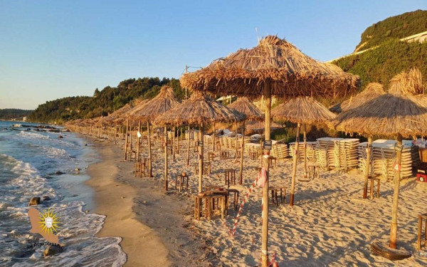 Χαλκιδική: Σχεδόν 1.000 ξαπλώστρες και ομπρέλες χωρίς άδεια στην παραλία της Αφύτου