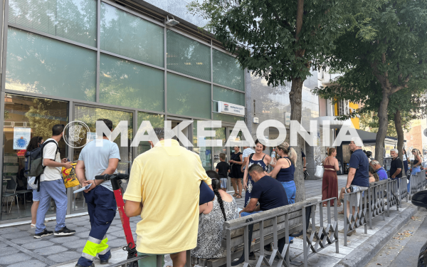 Θεσσαλονίκη: Στην ουρά εν μέσω καύσωνα έξω από φαρμακείο του ΕΟΠΠΥ  (βίντεο)