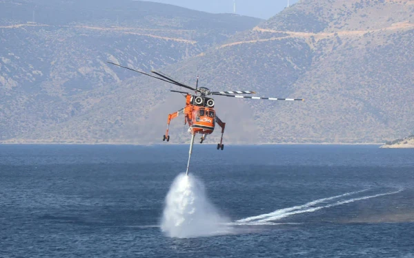 Φωτιά στον Ασπρόπυργο: Αναγκαστική προθαλάσσωση πυροσβεστικού ελικοπτέρου στην Ελευσίνα - Καλά στην υγεία τους οι 3 επιβαίνοντες