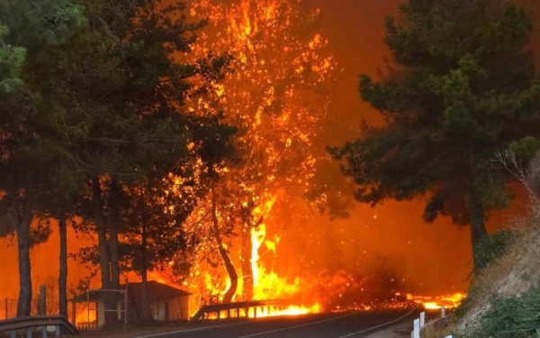 Κύπρος: Ανεξέλεγκτη η φωτιά στη Λεμεσό - Δύο νεκροί, δεκάδες απεγκλωβισμοί, στέλνει ενισχύσεις η Ισπανία (βίντεο)