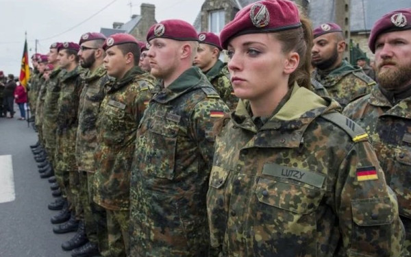 Γερμανία: Η κυβέρνηση καταδικάζει περιστατικά βίας στους κόλπους μονάδας αλεξιπτωτιστών