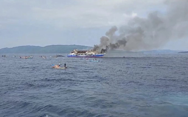 Ινδονησία: Τρεις νεκροί από μεγάλη πυρκαγιά σε φέρι - Πάνω από 500 οι διασωθέντες (βίντεο)