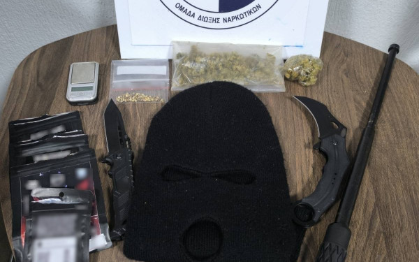 Βέροια: Τον έπιασαν με 17γρ. κάνναβης και 3 μαχαίρια