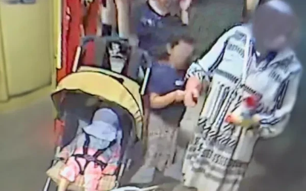 Νεκρό κοριτσάκι στο Παλαιό Φάληρο: Νέο βίντεο με τις κινήσεις της μητέρας και το κοριτσάκι – Είχε συλληφθεί ξανά τρία χρόνια πριν