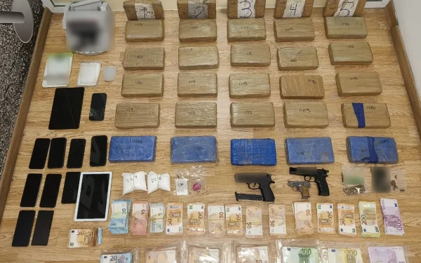 Εξαρθρώθηκε συμμορία που διακινούσε μεγάλες ποσότητες κοκαΐνης - Κατασχέθηκαν πάνω 100.000 ευρώ και όπλα