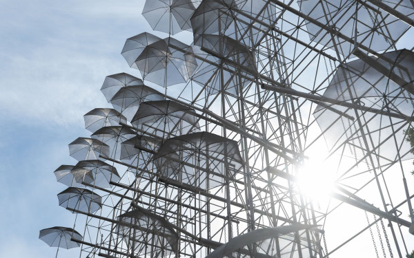 Θεσσαλονίκη: Το MOMus–Μουσείο Σύγχρονης Τέχνης ξανασυστήνει τις «Ομπρέλες» του Ζογγολόπουλου στο κοινό