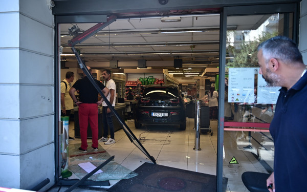 Νίκαια: Αυτοκίνητο έπεσε σε σούπερ μάρκετ - Τρεις τραυματίες, ανάμεσά τους δύο παιδιά