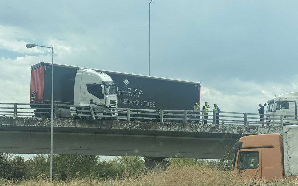 Θεσσαλονίκη: Σοβαρό τροχαίο με νταλίκα στην Εθνική Οδό στην έξοδο προς Χαλκιδική - Σώος ο οδηγός (βίντεο)