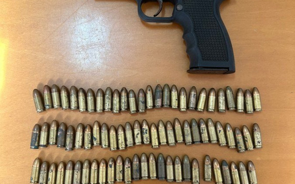 Θεσσαλονίκη: «Κυκλοφορούσε» με πιστόλι και σακούλα με 104 φυσίγγια