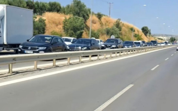 Θεσσαλονίκη: Ουρές χιλιομέτρων στο ρεύμα προς Χαλκιδική (βίντεο)