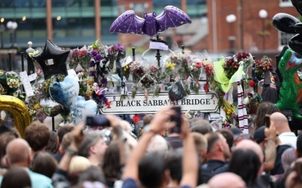 Η οικογένειά του και χιλιάδες θαυμαστές αποχαιρέτησαν τον Όζι Όσμπορν