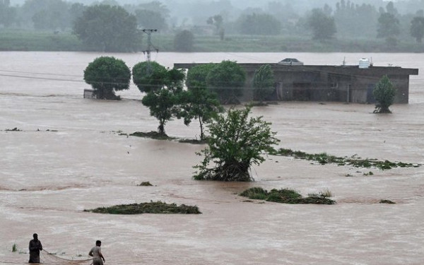 Πακιστάν: Τουλάχιστον 120 νεκροί από καταρρακτώδεις βροχές των τελευταίων ωρών