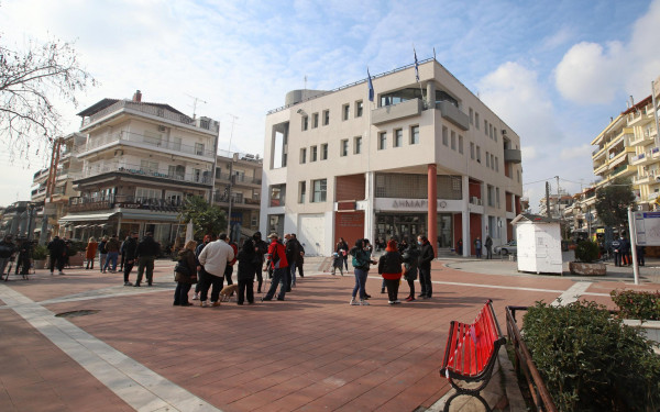 Εύοσμος: Η πόλη μεγαλώνει αλλά «πνίγεται» από το κυκλοφοριακό - Στενάζει και η αγορά από την έλλειψη πάρκινγκ