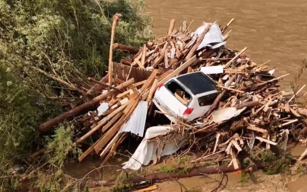 Ρουμανία: 3 ηλικιωμένοι πέθαναν από τις πλημμύρες που έπληξαν τη χώρα (βίντεο)