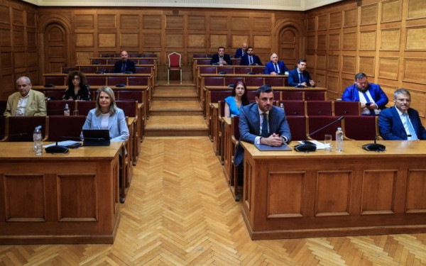 Προανακριτική για Κ. Αχ. Καραμανλή: Επεισοδιακή η συνεδρίαση στη Βουλή - Εγκρίθηκε το πόρισμα της ΝΔ για τα Τέμπη (βίντεο)