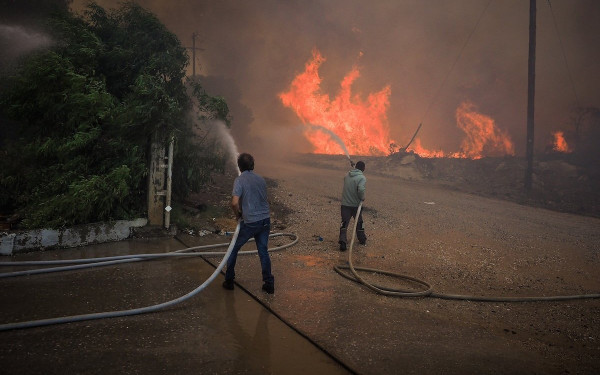 Εύβοια: Μάχη με τις φλόγες και το χρόνο για τις πυροσβεστικές δυνάμεις