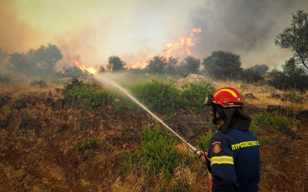 Φωτιά στην Κεφαλονιά: Μήνυμα 112 για εκκένωση τριών περιοχών - «Καίει κοντά σε σπίτια», λέει ο δήμαρχος