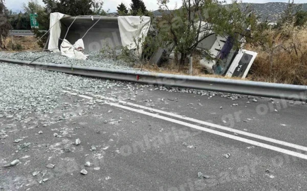 Λάρισα: Νταλίκα εξετράπη της πορείας της και προσγειώθηκε στον παράδρομο της εθνικής οδού - Δεν υπήρξαν τραυματίες