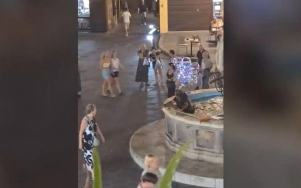 Ρόδος: Εντοπίστηκε το προφίλ του ατόμου που δημοσίευσε το βίντεο με τον νεαρό που έσπρωξε άστεγο σε σιντριβάνι