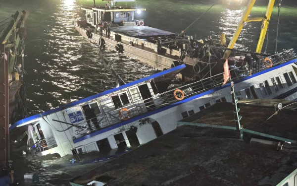 Βιετνάμ: 38 νεκροί από τη βύθιση τουριστικού σκάφους (βίντεο)