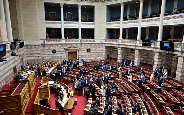 Βουλή: Ενός λεπτού σιγή στην μνήμη του Παύλου Φύσσα με πρωτοβουλία της Ζωής Κωνσταντοπούλου