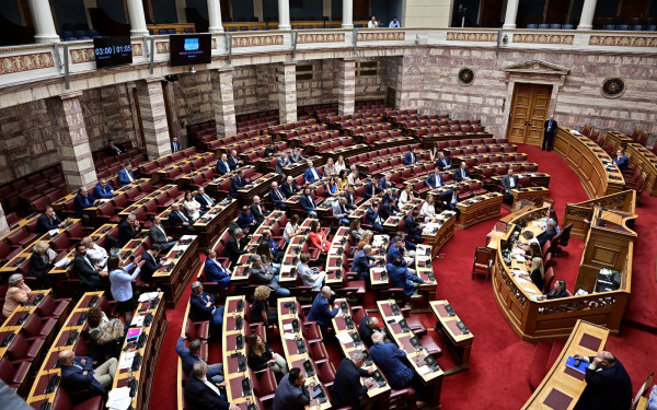 Βουλή: Κόμματα της αντιπολίτευσης κάνουν ένσταση αντισυνταγματικότητας επί της τροπολογίας για την προστασία του Μνημείου του Άγνωστου Στρατιώτη