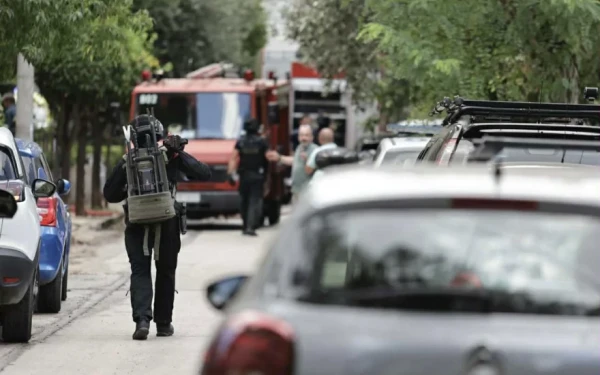 Συνελήφθη ο άνδρας που είχε ταμπουρωθεί σε διαμέρισμα στον Χολαργό (βίντεο)