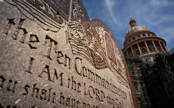 ΗΠΑ: Δικαστής στο Τέξας μπλόκαρε νόμο για να αναρτηθούν οι Δέκα Εντολές σε όλα τα σχολεία