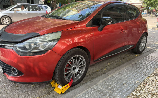 Θεσσαλονίκη: Στις «δαγκάνες» της δημοτικής αστυνομίας, παράνομα σταθμευμένα ΙΧ - Πρεμιέρα σήμερα από την Αγίου Δημητρίου (βίντεο)