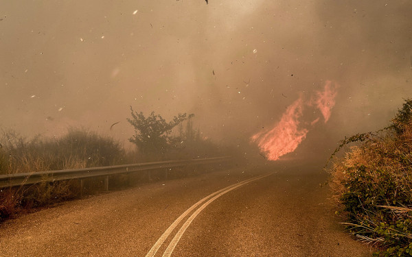 Αττική: Εντοπίστηκε γκαζάκι στον Άγιο Νικόλαο- Δύο νέα μέτωπα πυρκαγιάς τα ξημερώματα
