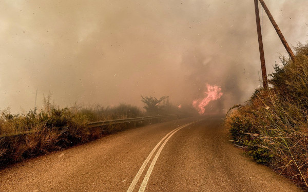 Πυρκαγιά στο Χελιδόνι Ηλείας: Πολίτης άρπαξε πυροσβεστικό όχημα να σβήσει τη φωτιά