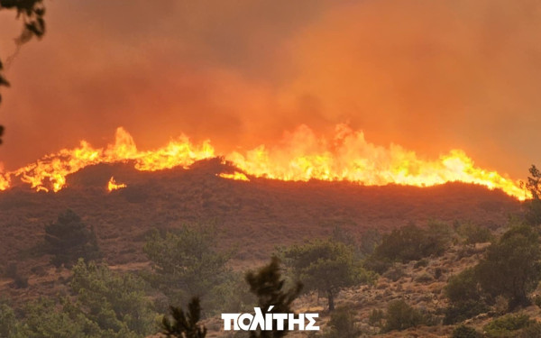 Μάχη με 3 μέτωπα φωτιάς στη Χίο, εκκενώνεται η Παρπαριά - Δείτε βίντεο