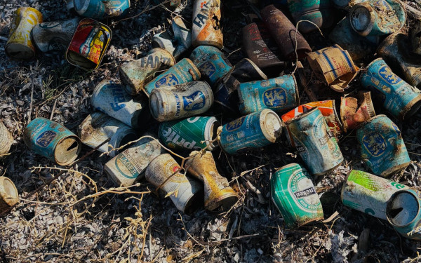 Αναψυκτικά... 40 ετών και εύφλεκτα υλικά σε δυσπρόσιτες παραλίες της Χαλκιδικής συνέλεξαν οι Cleaningans